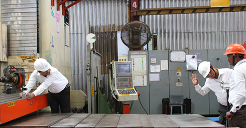 Un ingénieur de Godrej étalonnant une machine à CN avec un laser XL-80