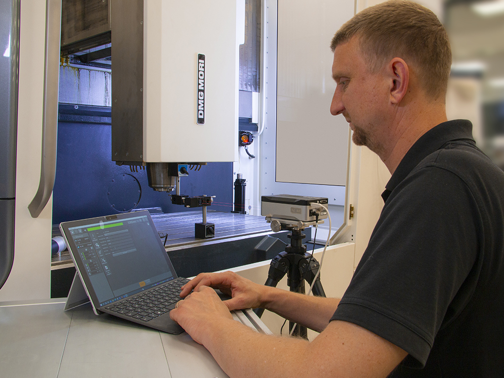 Ingénieur en applications réalisant un test du laser XL-80