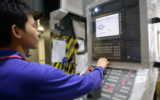 Opérateur de GM Enterprise utilisant l’interface utilisateur Renishaw sur machine