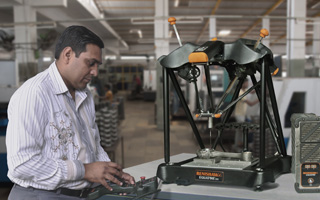 Opérateur utilisant le système d’inspection comparative Equator chez Kishan Auto